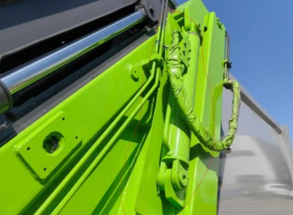 填装器与箱体连接处加垃圾挡板 填装器与箱体连接处加垃圾挡板